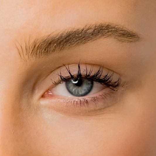Un regard frais et éclatant : Les bienfaits revitalisants du roll-on Contour des yeux Cap Cosmetics